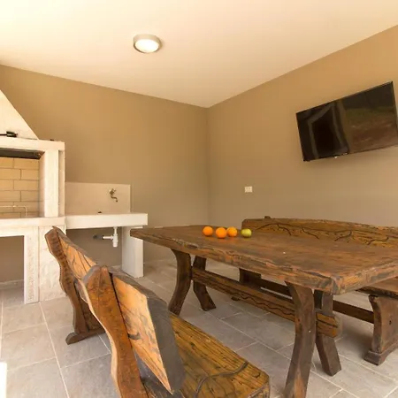 Mit Privatpool Fuer 8 Personen Ca 120 Qm In Sisan, Istrien Suedkueste Von Istrien * Pula
