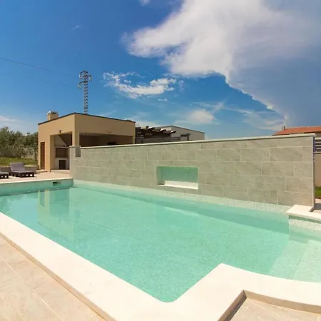 Mit Privatpool Fuer 8 Personen Ca 120 Qm In Sisan, Istrien Suedkueste Von Istrien