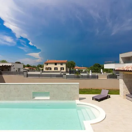 Mit Privatpool Fuer 8 Personen Ca 120 Qm In Sisan, Istrien Suedkueste Von Istrien Holiday home