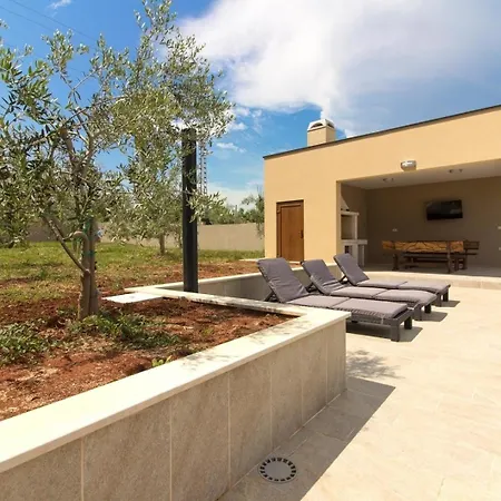 Holiday home Mit Privatpool Fuer 8 Personen Ca 120 Qm In Sisan, Istrien Suedkueste Von Istrien *