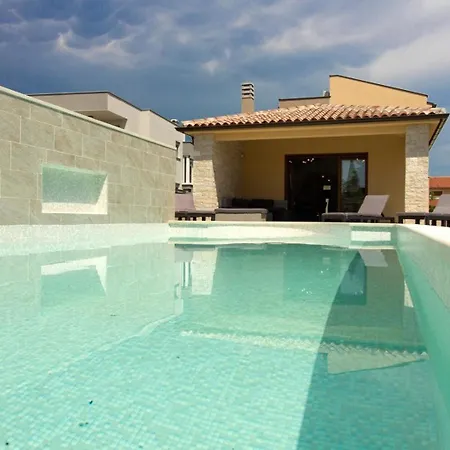 Mit Privatpool Fuer 8 Personen Ca 120 Qm In Sisan, Istrien Suedkueste Von Istrien * Pula