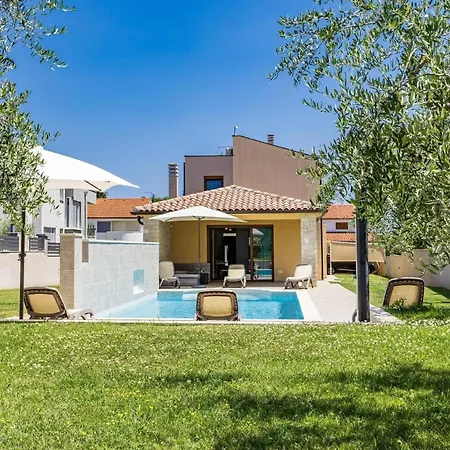 Mit Privatpool Fuer 8 Personen Ca 120 Qm In Sisan, Istrien Suedkueste Von Istrien * Pula